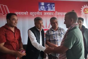 नेपाली कांग्रेस परित्याग गरि बनेपाका कवि प्रसाद दाहाल नेकपा एमालेमा प्रवेश